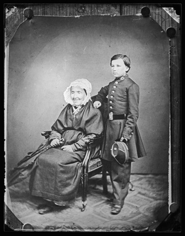Reproduction d'une photographie représentant une grand-mère et un jeune garçon