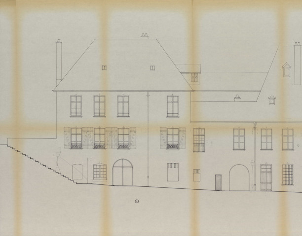 Hôtel de Champagney (37 rue Battant). - Restauration (acquis par la ville) : plans de relevé d'état des lieux (1984), état des surfaces habitables, notice architecturale, plans (1982), reportage photographique avant travaux (photocopies).