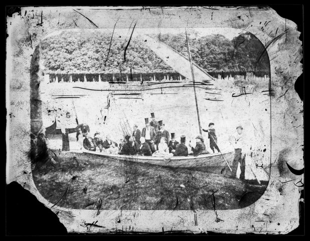 Portrait d'un groupe sur une barque