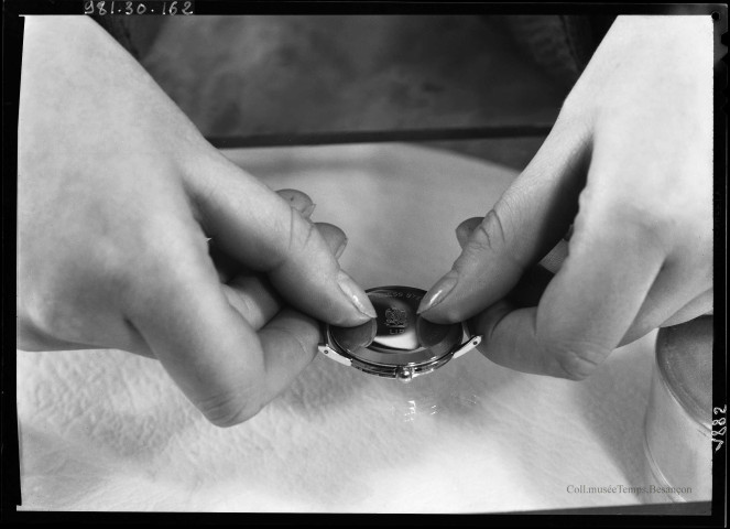 39MDT455 - Vue rapprochée de l'emboitage d'une montre Lip : négatif (noir et blanc).