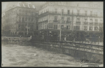 MAUVILLIER, Emile. Besançon. Inondations janvier 1910, pont Battant, en direction de la place Jouffroy d'Abbans [carte postale d'après la photo PH 282]