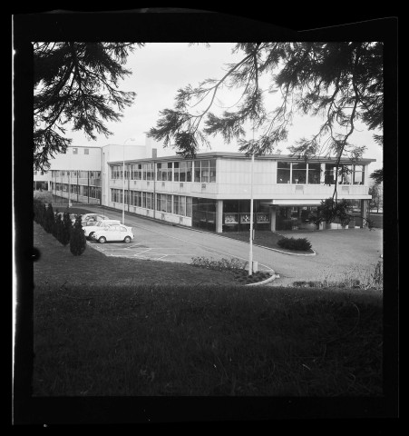 39MDT43 - Abords extérieurs de l'usine de Palente : négatif (noir et blanc).