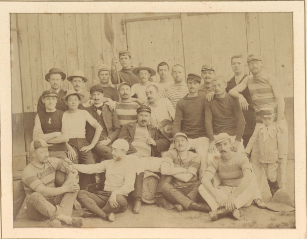 Photographie de groupe de canotiers; devant le hangar en bois au Près-de-Vaux.