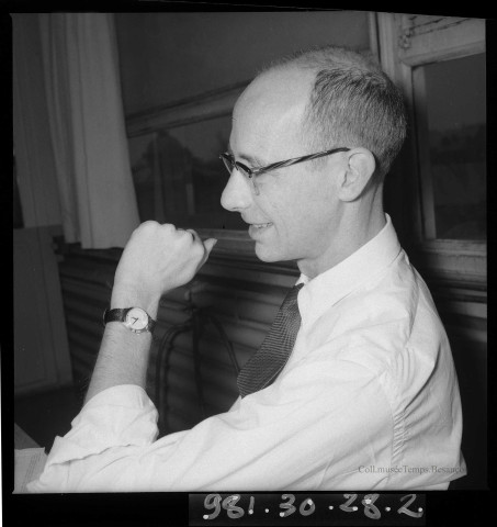 39MDT451 - Réunion de travail dans un bureau autour de Jean Laviolette : négatif (noir et blanc).