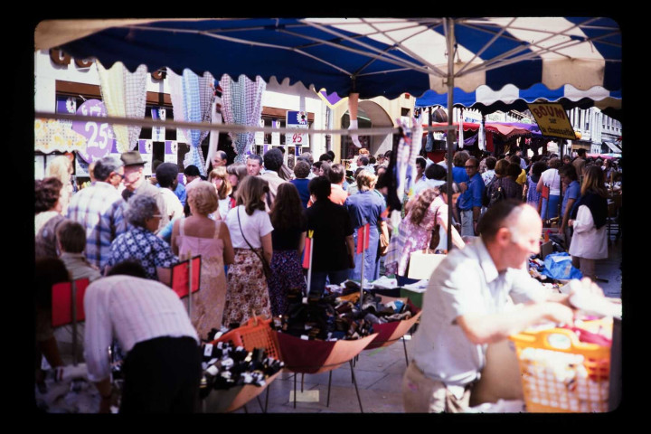 Braderie d'été au centre-ville.