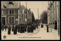 La Réunion des Hommes (la Sortie). [image fixe] , Dijon : Bauer-Marchet et Cie Dijon (dans un cercle), 1904/1912