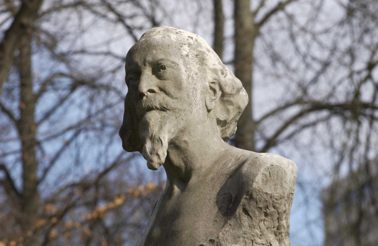 Monument à Just Becquet ; sculpture
