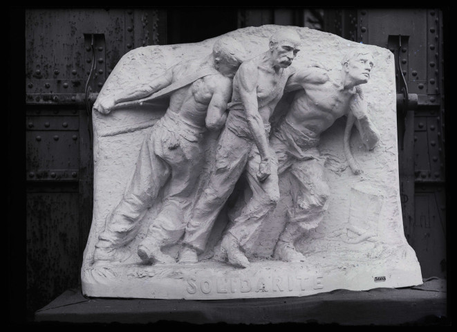 Groupe sculpté "Solidarité" photographié dans l'atelier