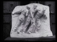 Groupe sculpté "Solidarité" photographié dans l'atelier