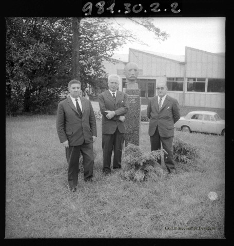 39MDT444 - Photos de groupes devant le buste d'Emmanuel Lipmann : négatif (noir et blanc).