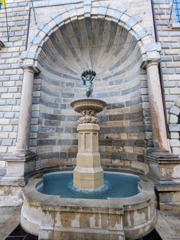 Fontaine ; Fontaine Hôtel de Ville