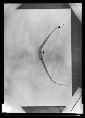 39MDT256 - Catalogue de montres, vues de profil et de dos, modèles non identifiées : négatif (noir et blanc).