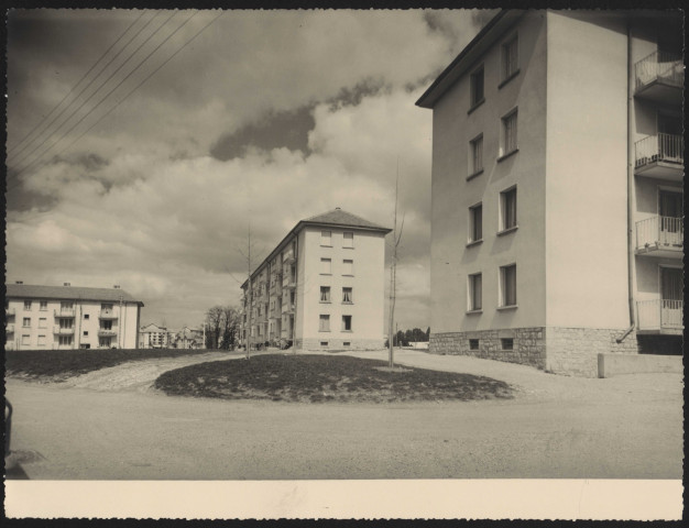 Quartier de la Butte - Vues de la cité de Champforgeron. Vue d'une habitation de la cité de Chamforgeron, vue d'immeubles de la cité de Champforgeron (2 pièces).
