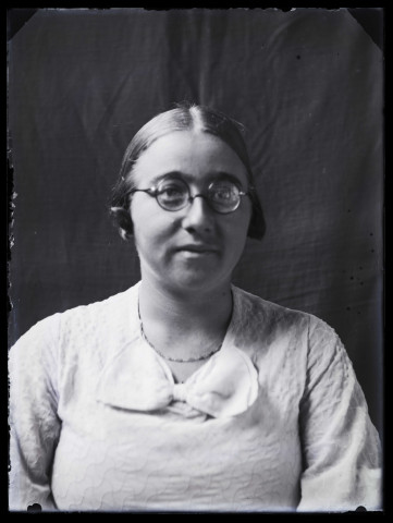 Portrait de femme portant des lunettes, vue de face