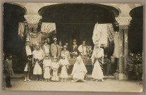 [Besançon - Kermesse de l'Union des Femmes de France (future Croix-Rouge]. [image fixe] , Besançon : Photographie Mauvillier Palais Granvelle, Besançon, 1904/1927