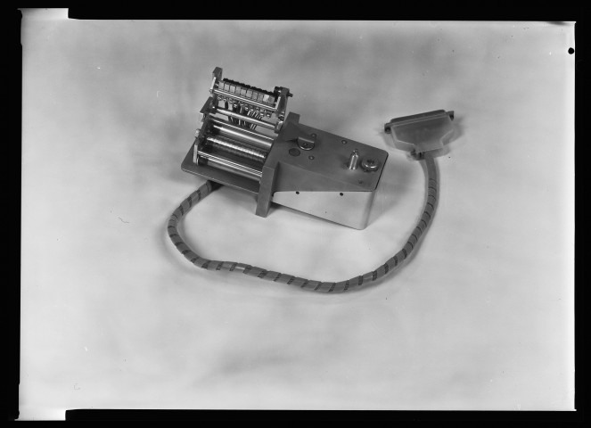 39MDT310 - Outillage, appareil de mesure : négatif (noir et blanc).