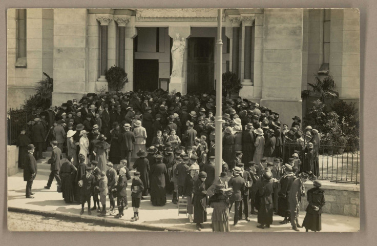 [Consécration de l'Eglise du Sacrée-Coeur - Rasseblement de la foule]. [image fixe] , Besançon : Photographie L. COSTET, 1904/1923