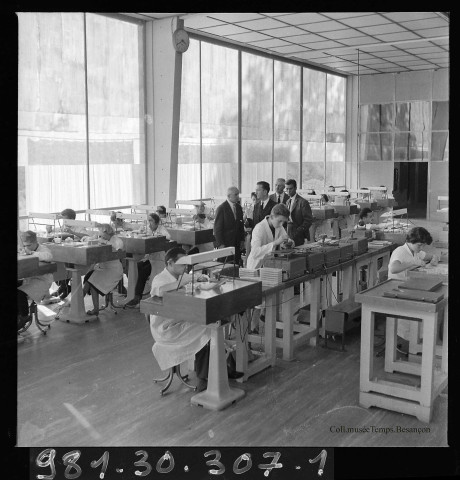 39MDT531 - Vue de l'entreprise rue des chalets, ateliers horlogerie et mécanique : négatif (noir et blanc).