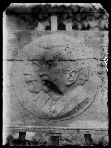 Photographie du médaillon représentant les frères Lumière