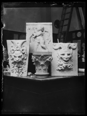 Eléments décoratifs sculptés photographiés dans l'atelier