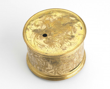 1952.1.36  – Anonyme, fond d’une boîte horloge de table figurant Hercule et le lion de Némée, 4e quart du 16e siècle, cuivre doré et gravé