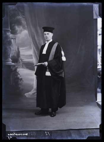 Portrait de James Hertig en tenue universitaire