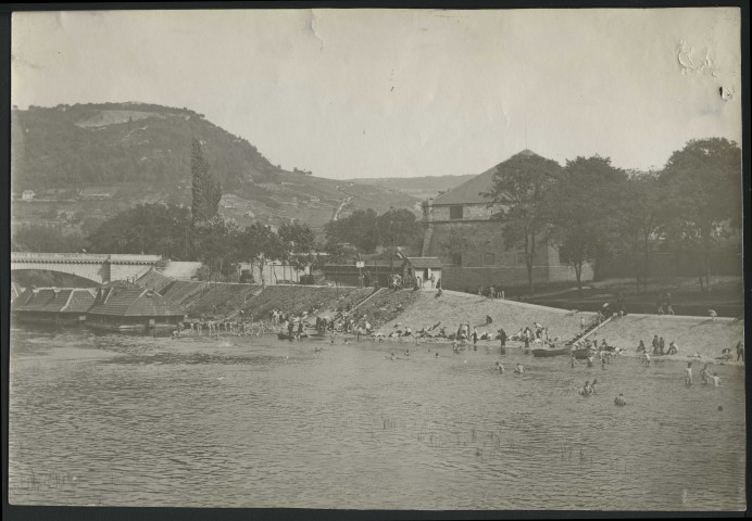 Besançon. Pont de la République, tour bastionnée, baignade dans le Doubs