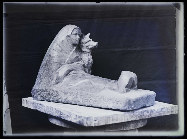 Groupe sculpté "Bergère et son chien" photographié dans l'atelier