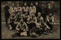 Lycée de Besançon - 2me Equipe de Foot-Ball Rugby 1911-1912 [image fixe] , 1911/1912