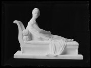 Groupe sculpté représentant une femme en robe Empire à demi-allongée sur un divan (Madame Récamier ?)