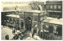 Besançon - Fêtes présidentielles des 13, 14 et 15 août 1910. Sortie du Président de la République de la Préfecture [image fixe] , Paris : I P M, 1910