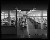 39MDT317 - Usine de Palente, vue de l'atelier principal d'horlogerie : négatif (noir et blanc).