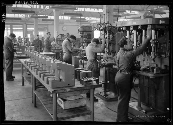 39MDT488 - Usine de la Mouillère, atelier mécanique avec ouvriers au travail : négatif (noir et blanc).