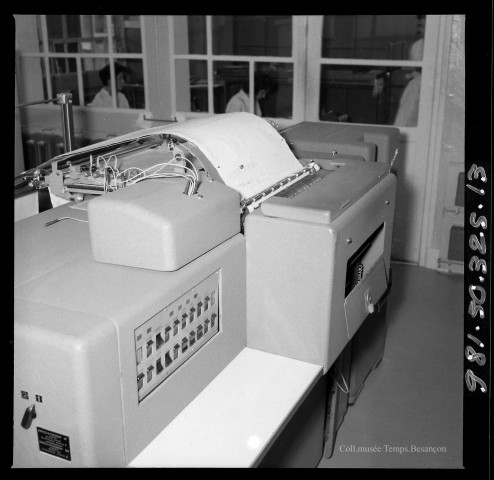 39MDT527 - Visite de Fred Lip dans les ateliers et vues rapprochées des machines outils : négatif (noir et blanc).