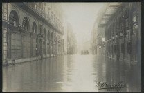 MAUVILLIER, Emile. Besançon. Inondations janvier 1910, rue de la République [carte postale d'après la photo PH 276]