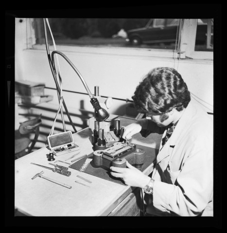 39MDT28 - Usine de Palente, poste de travail "terminaison d'outil" : négatif (noir et blanc).