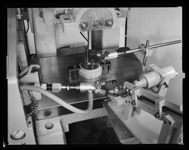 39MDT342 - Machine pour alimentation des presses, pièces en magasin : négatif (noir et blanc).