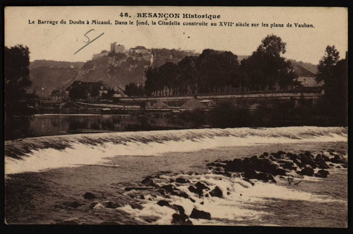 Le barrage du Doubs à Micaud. Dans le fond, la Citadelle construite au XVIIe siècle sur les plans de Vauban [image fixe] , Paris : I. P. M., 1904/1914