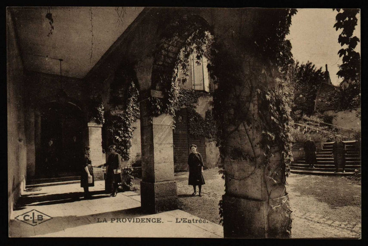 La Providence. - L'Entrée [image fixe] , Besançon : Etablissements C. Lardier ; C-L-B, 1915/1943