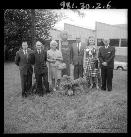 39MDT444 - Photos de groupes devant le buste d'Emmanuel Lipmann : négatif (noir et blanc).
