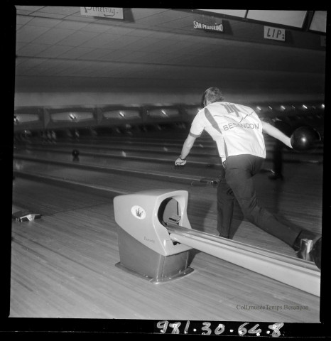 39MDT401 - Personnel de l'usine Lip, activités de loisirs (bowling, baby-foot) : négatif (noir et blanc).