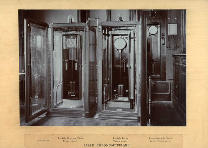 Photographie de la salle chronométrique. Pendule directrice Fénon temps sidéral, pendule Leroy temps moyen, transmission de l'heure Leroy temps moyen.