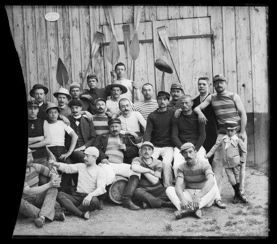 Portrait d'un groupe de sportifs nautiques