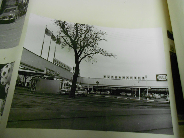 Thématique "Services".- Sous-thématique "industrie et commerce" : 5 photographies et 2 plans de la zone industrielle de Trépillot ; 5 photographies du centre commercial des Epoisses dans la zone à urbaniser en priorité (ZUP) dont 3 du supermarché SUMA, 1 du supermarché UNICO dans le quartier des Clairs Soleils ; sous-thématique "dans la Boucle" : 1 photographie de la pâtisserie Quedillac, 1 de la boulangerie-pâtisserie Le Bas, 1 des magasins Modelia et Marc.