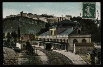 Besançon - Besançon - La Gare de la Mouillère et la Citadelle - Vue prise de la passerelle. [image fixe] , Paris : L. V. & Cie, 1904/1914