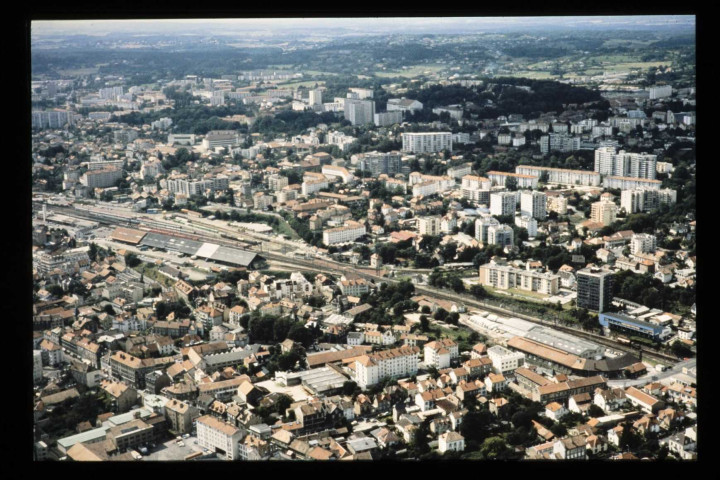 Vues aériennes de la Boucle et de Battant, de Palente (avec Lycée Pergaud), Planoise en construction, ancienne usine des Compteurs, Saint-Ferjeux, Saint-Claude, zone industrielle des Tilleroyes.