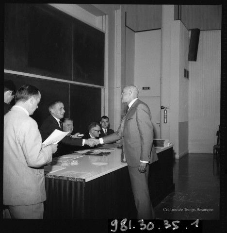 39MDT460 - Remise de la coupe chronométrique à Charles Bourgeaux en juin 1969 : négatif (noir et blanc).