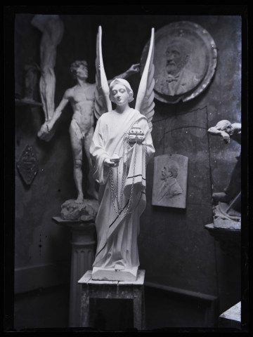 Ange sculpté pour l'église de Valentigney (Doubs) photographié dans l'atelier