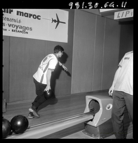 39MDT401 - Personnel de l'usine Lip, activités de loisirs (bowling, baby-foot) : négatif (noir et blanc).