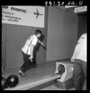 39MDT401 - Personnel de l'usine Lip, activités de loisirs (bowling, baby-foot) : négatif (noir et blanc).